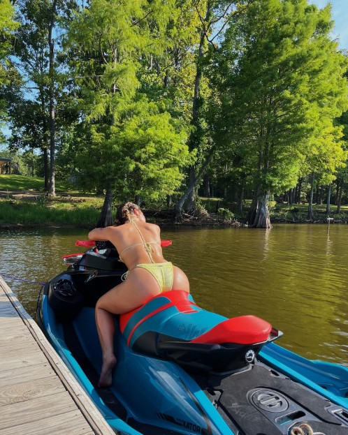 Addison Rae Booty  nude photo