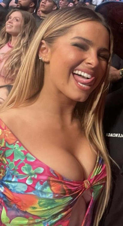 Addison Rae Cleeeeavage  nude photo