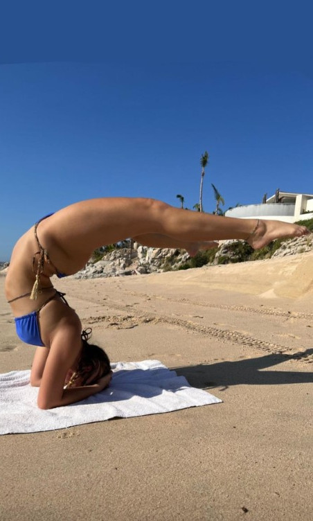 Addison Rae Flexible  nude photo