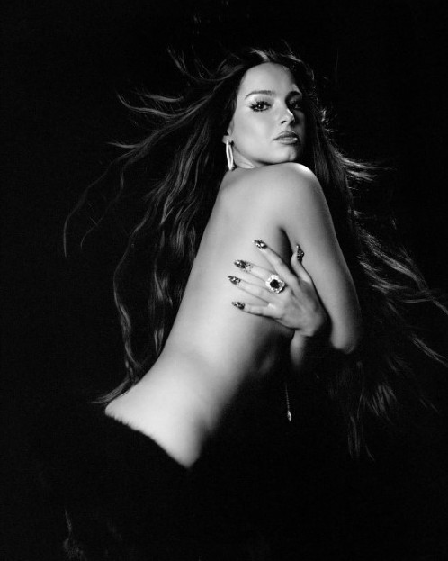 Addison Rae Handbra In New Shoot  nude photo