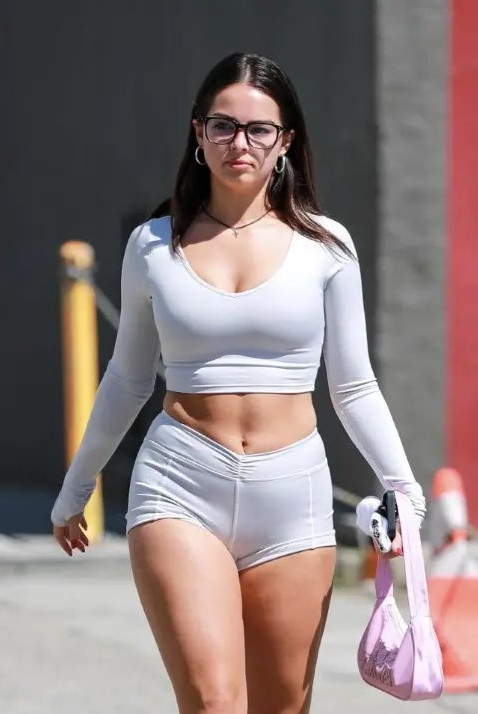 Addison Rae Looking Deliciously Thicc  nude photo