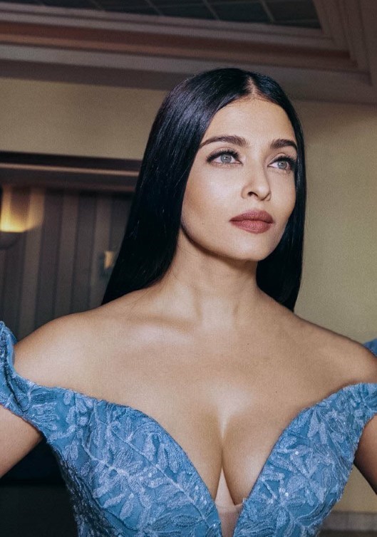 Aishwarya Rai busty actress sexy cleavage tits  nude photo