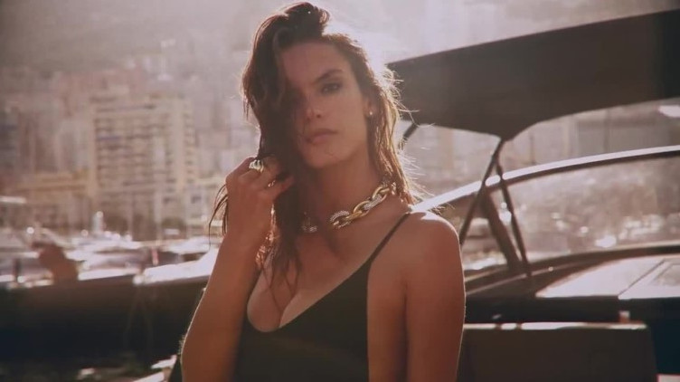 Alessandra Ambrosio  nude photo