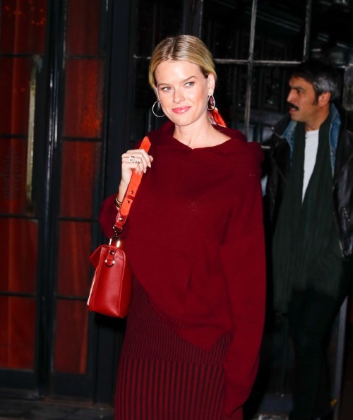 Alice Eve Smirk  nude photo