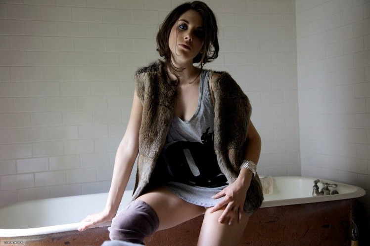 Alison Brie Panty Peek  nude photo