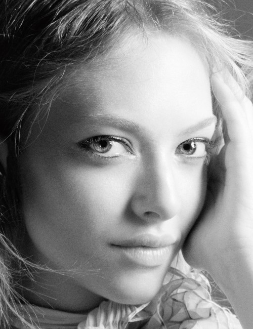 Amanda Seyfried 363 Bw  nude photo