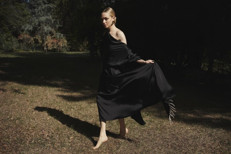 Amanda Seyfried Barefoot Outside  nude photo