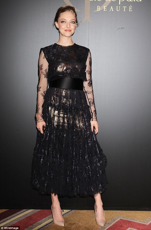 Amanda Seyfried Black Dress  nude photo