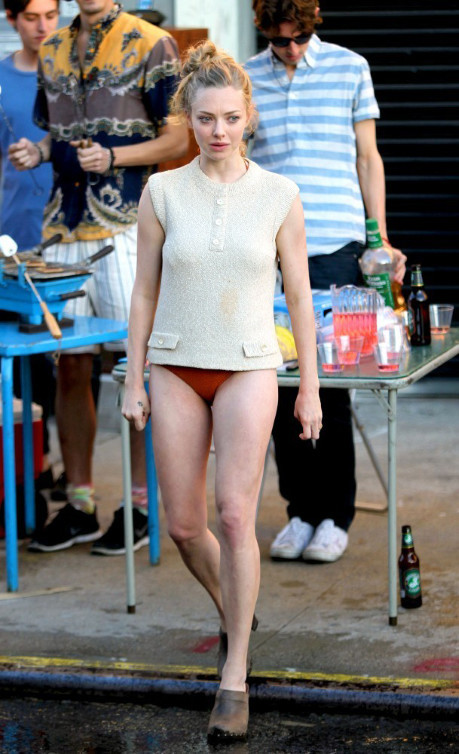 Amanda Seyfried Crossing The Street  nude photo