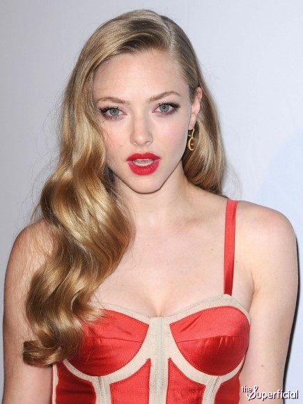 Amanda Seyfried Looking Fantastic In Red  nude photo