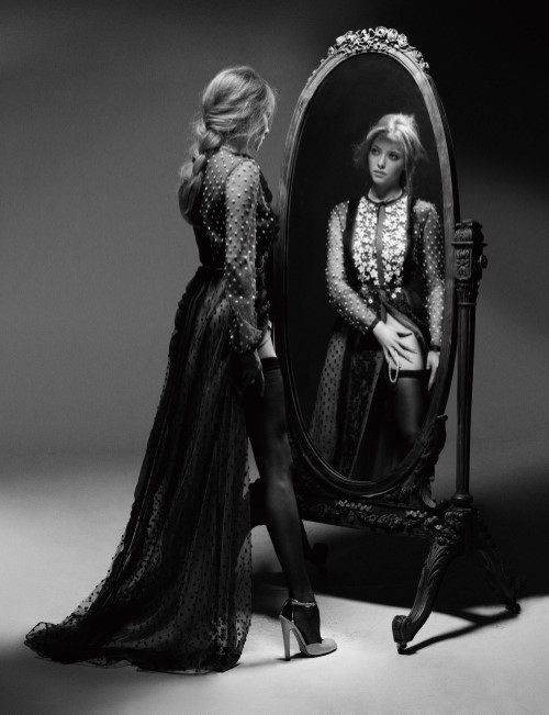 Amanda Seyfried Mirror Mirror  nude photo