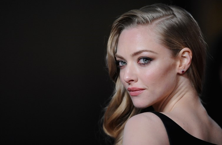 Amanda Seyfried Over The Shoulder  nude photo