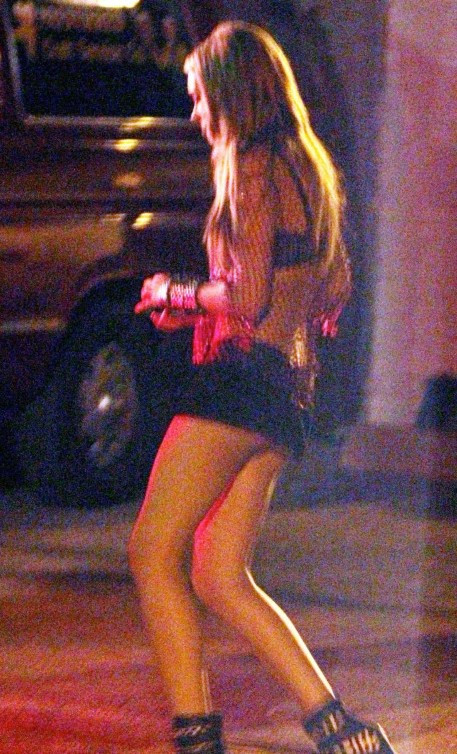 Amanda Seyfried Very Short Skirt 2  nude photo