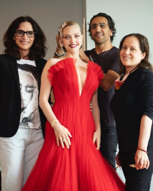 Amanda Seyfried With The Glam Team  nude photo