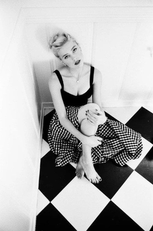 Amber Heard Barefoot Beauty  nude photo