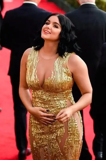 Ariel Winter Cleavage  nude photo