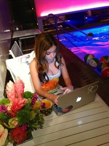 Attractive Celeb Sarah Hyland Rocks A Push Up Bra  nude photo