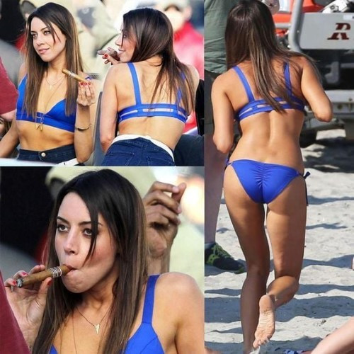 Aubrey Plaza In Blue Bikini On Beach  nude photo