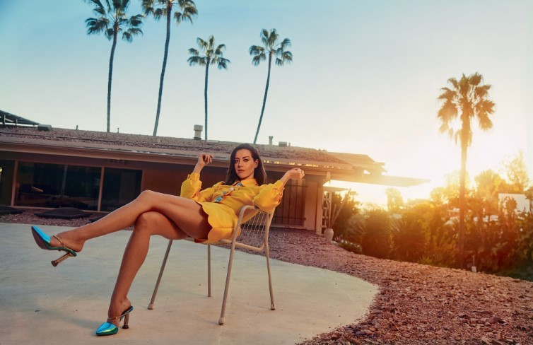 Aubrey Plaza Incredible Legs  nude photo