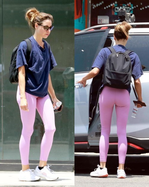 Aubrey Plaza Looking Perfect In Pink Tights  nude photo