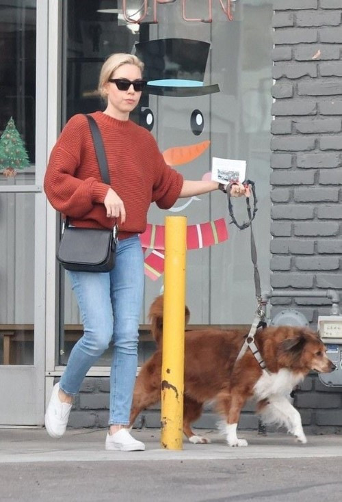 Aubrey Plaza My Lucky Sweater  nude photo