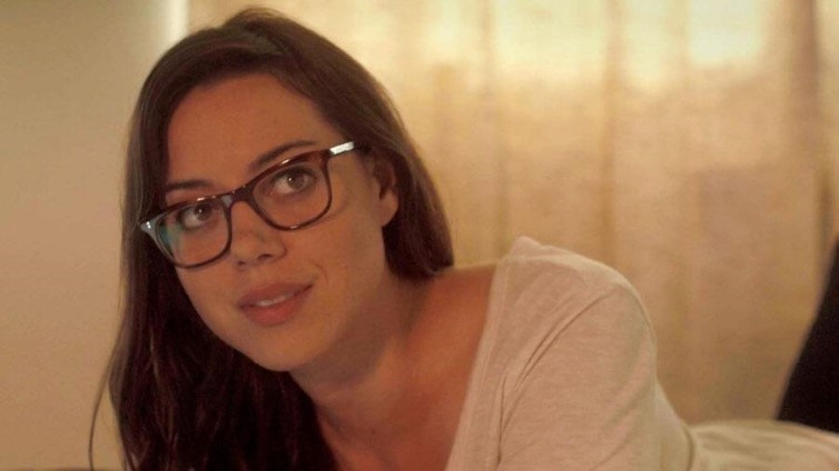 Aubrey Plaza Wearing Glasses  nude photo
