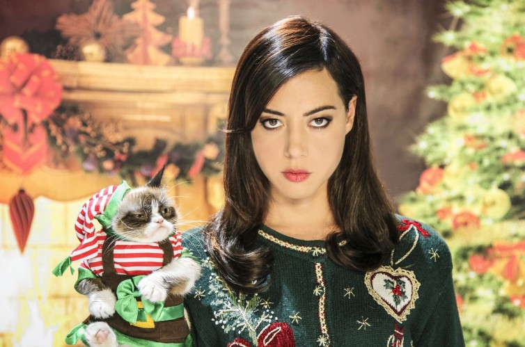 Aubrey Plaza Wishing Us All A Grumpy Christmas  nude photo