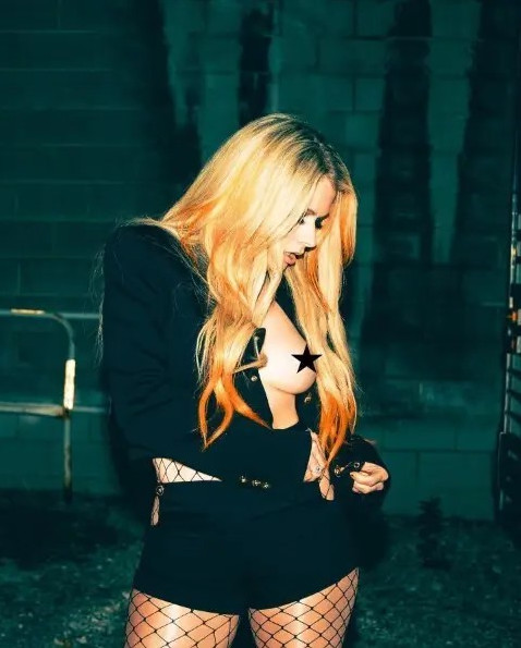 Avril Lavigne Topless Nipple Censored Wow  nude photo