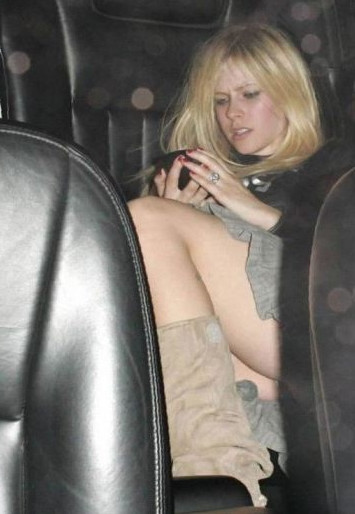Avril Lavigne Upskirt Panty  nude photo