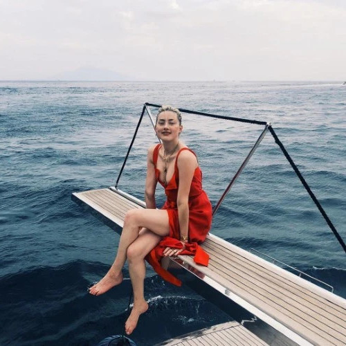 Barefoot Amber Heard  nude photo