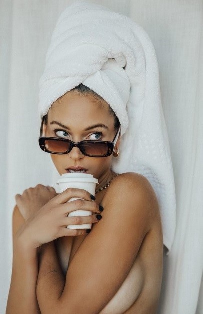 Beautiful Actress Alyssa Lynch Topless  nude photo