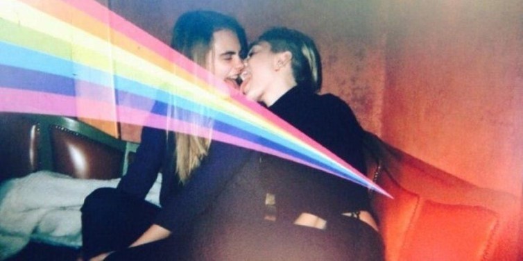 Cara Delevingne Miley Cyrus Kissing  nude photo