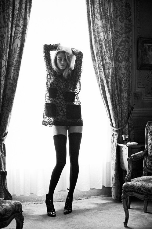 Cara Delevingne Posing Without Panties Hot Pussy  nude photo