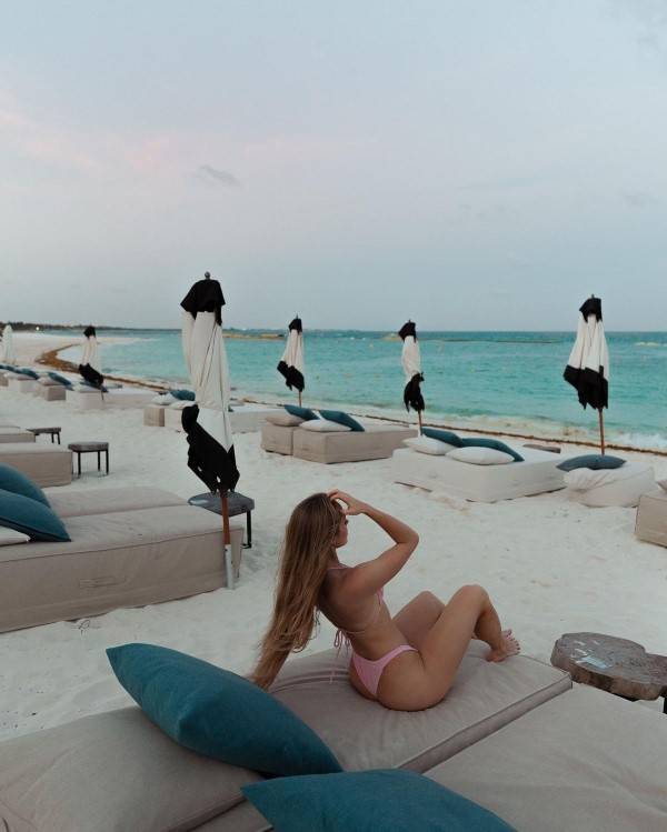 Caroline Zalog  nude photo