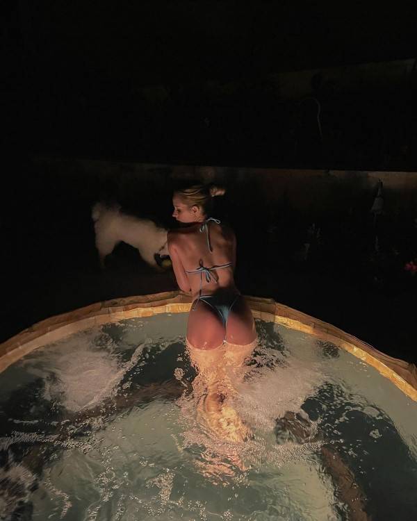 Caroline Zalog  nude photo