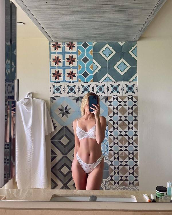 Caroline Zalog  nude photo