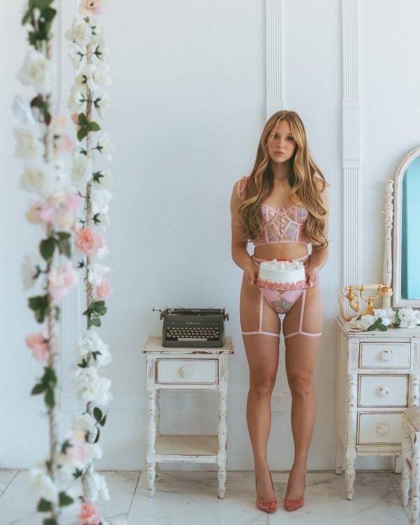 Caroline Zalog  nude photo