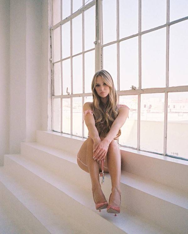 Caroline Zalog  nude photo