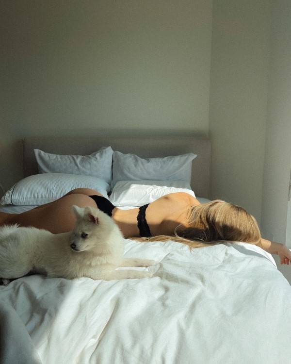 Caroline Zalog  nude photo