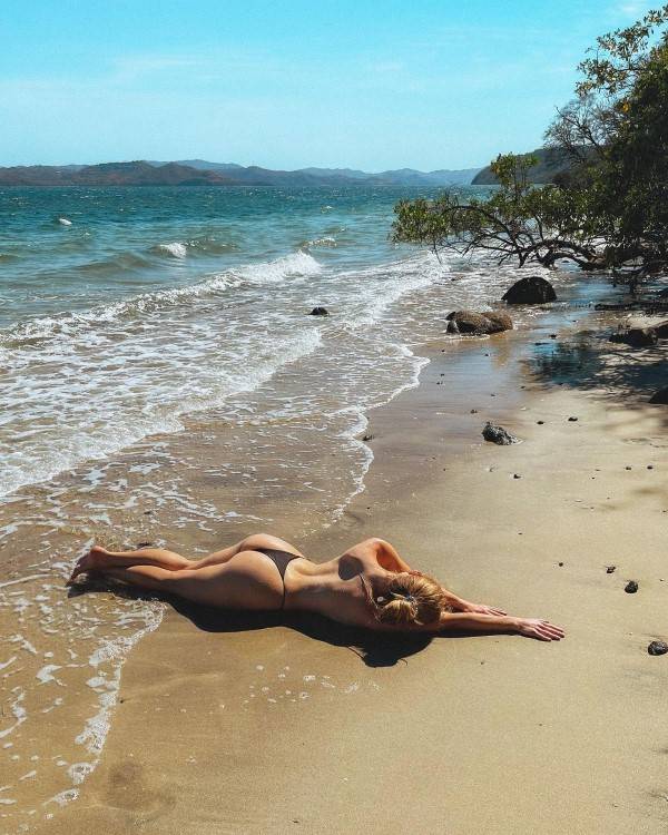 Caroline Zalog  nude photo