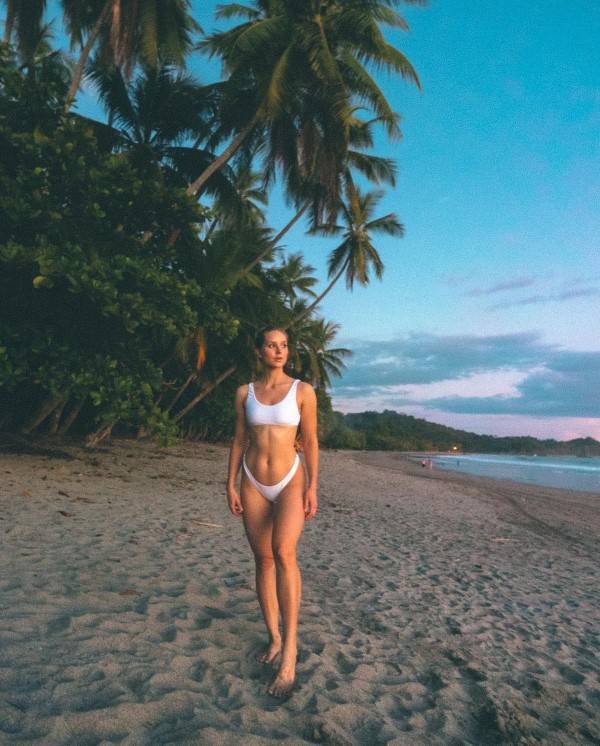 Caroline Zalog  nude photo