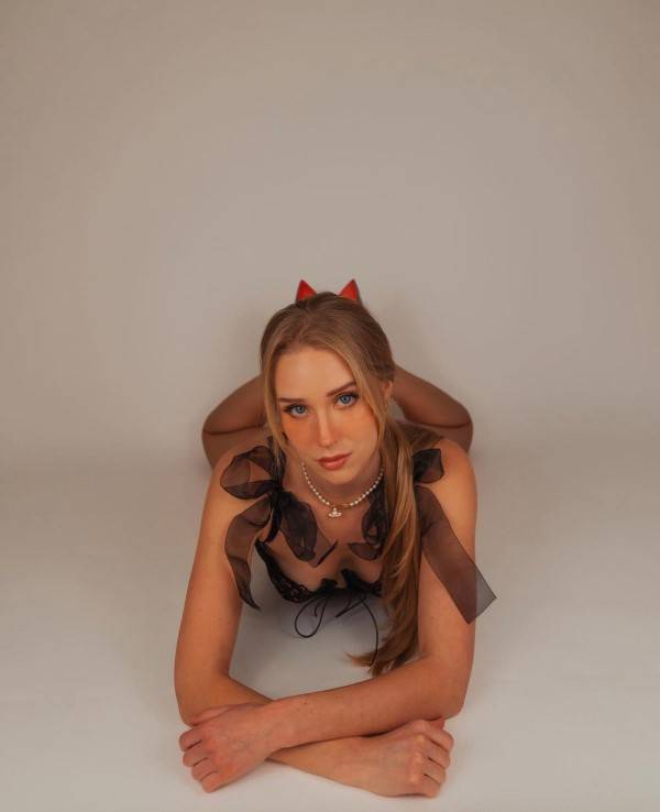 Caroline Zalog  nude photo