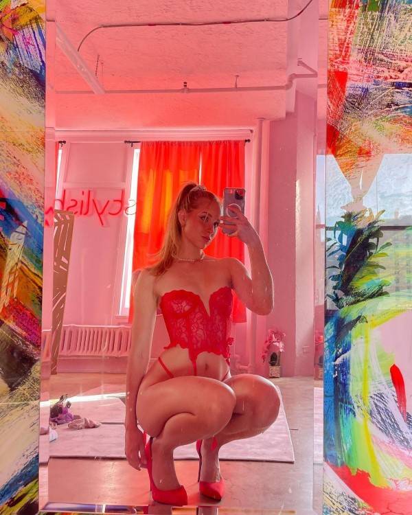 Caroline Zalog  nude photo