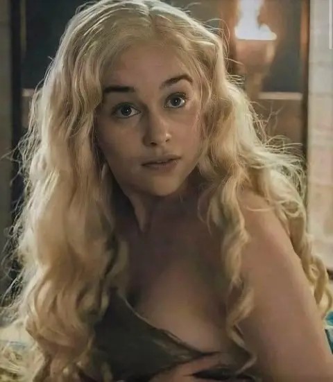 Chat With Me About Emilia Clarke  nude photo