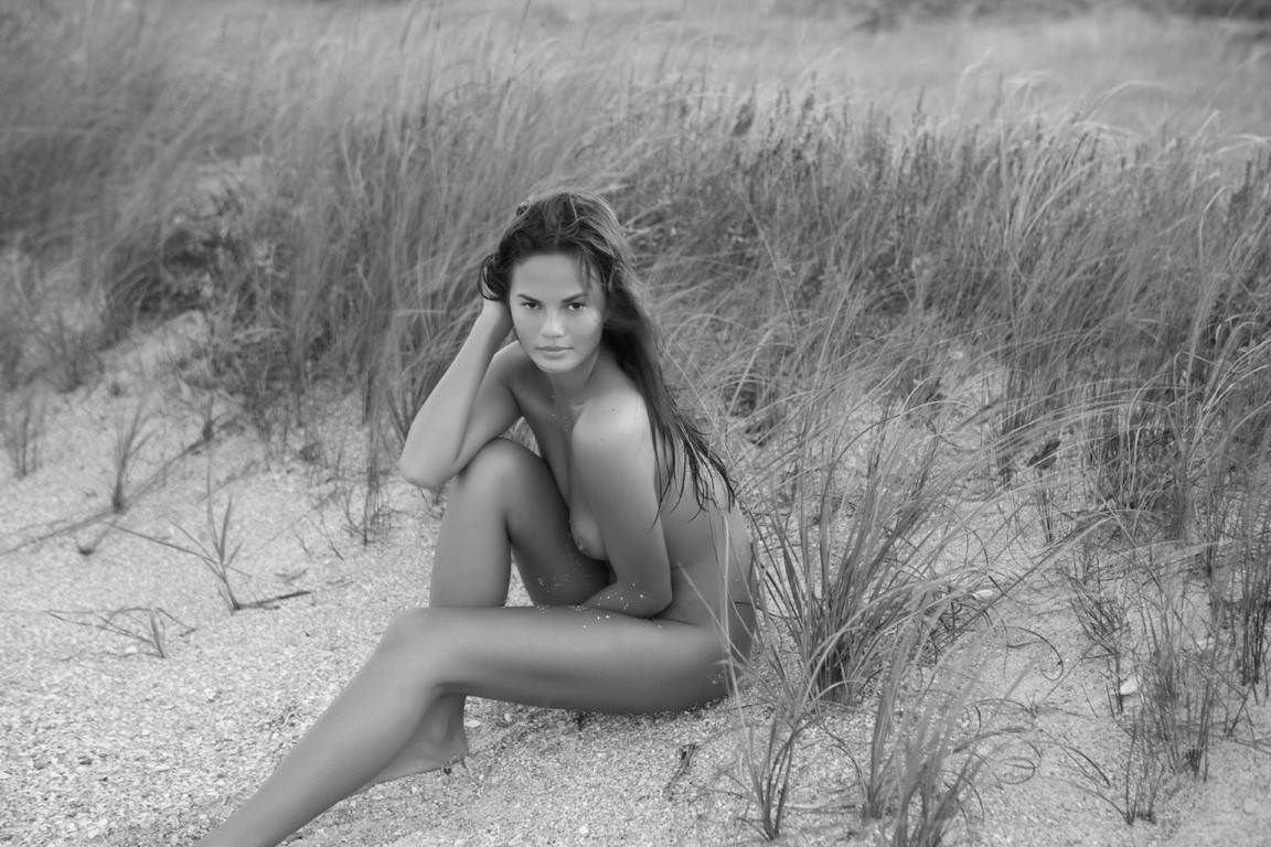 Chrissy Teigen Cmopletely Naked Outdoor  nude photo