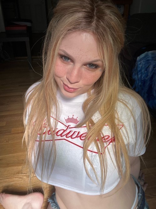 Cute Teen Or Taylor Swift  nude photo