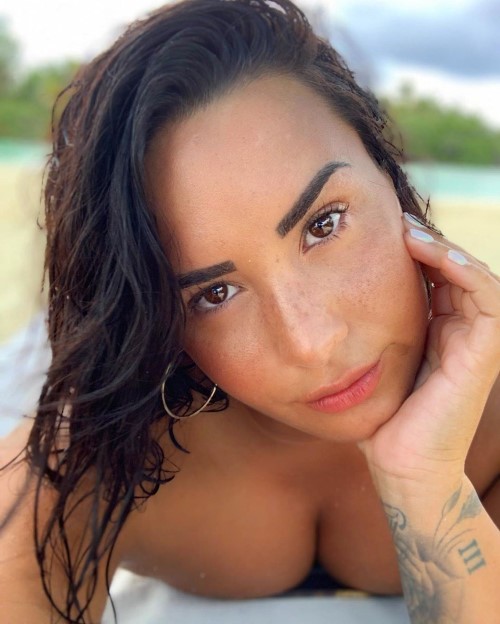 Demi Lovato Big Tits Cleavage  nude photo