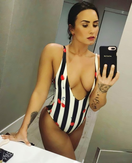 Demi Lovato Cleavage Boobs Selfie  nude photo