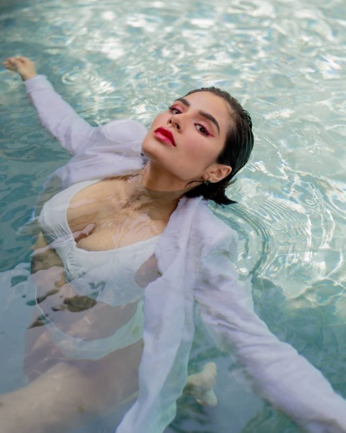 Diane Guerrero Wet 1  nude photo