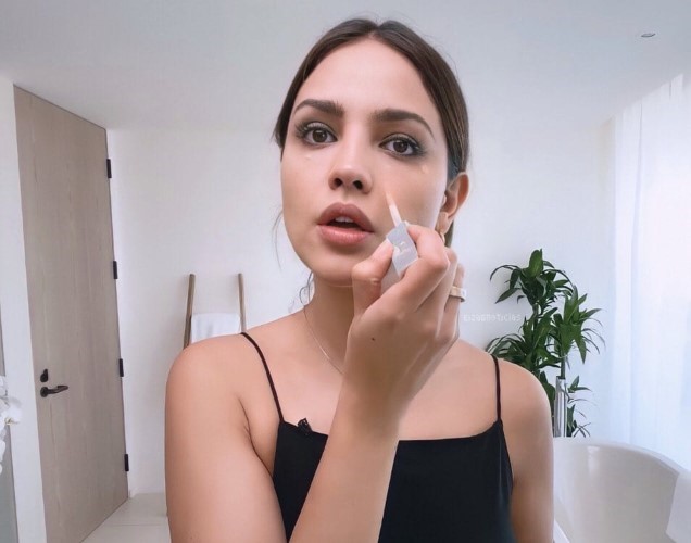 Eiza Gonzalez Putting Some Makeup On  nude photo